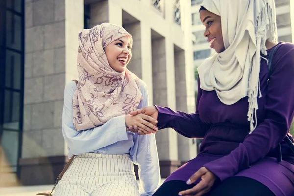 hijab giyen ve gülümseme ile tokalaşırken islam kadın 