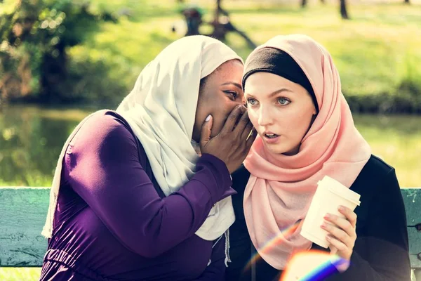 이슬람 Hijab를 공원에서 — 스톡 사진