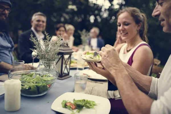 Grupo Amigos Diversos Están Cenando Juntos — Foto de Stock