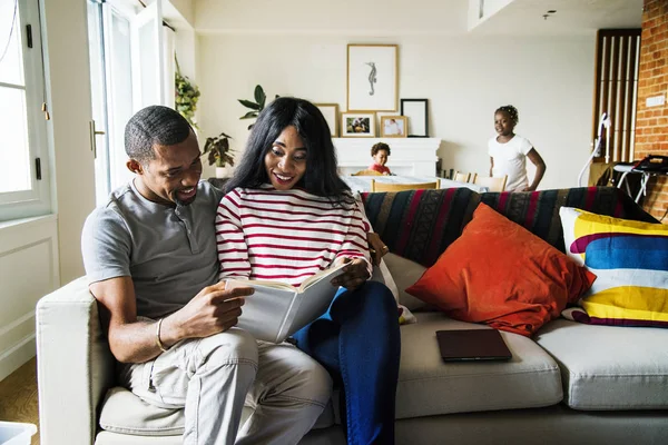 Famille Africaine Ensemble Dans Maison — Photo