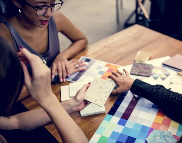 Créatives Designers Femmes Table Avec Des Papiers Colorés — Photo
