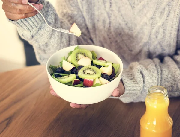 Sağlıklı Karışık Salata Bir Kase Tutan Kadın — Stok fotoğraf