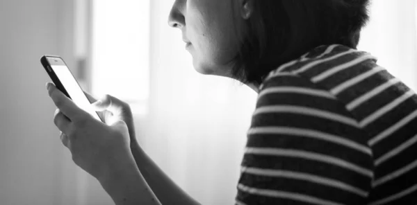 Tipik Metin Haber Telefon Siyah Beyaz Kadın Resim Kırpılmış — Stok fotoğraf