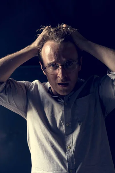 Homem Estressado Gesticulando Com Rosto Pânico Mãos Cabeça — Fotografia de Stock