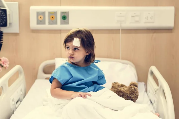病気の若い女の子は病院に泊まってください — ストック写真