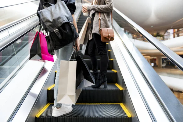 Ženy Společně Vánoc Shopping Mall — Stock fotografie