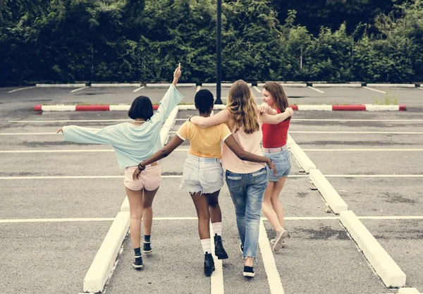 Arkadan Görünüş Grup Çeşitli Kadın Arkadaşıyla Birlikte Yürüme — Stok fotoğraf