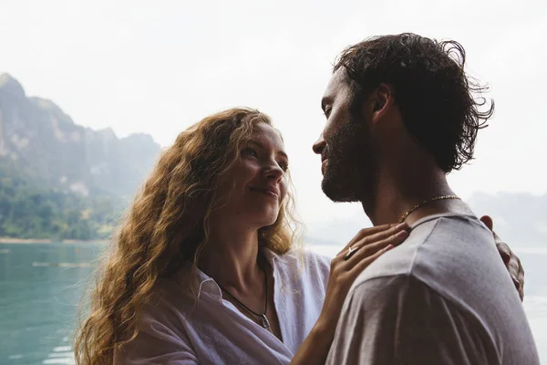 Casal Amoroso Ter Momento Romântico — Fotografia de Stock