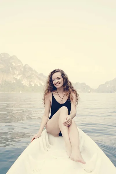 Mulher Relaxando Uma Canoa Lago — Fotografia de Stock