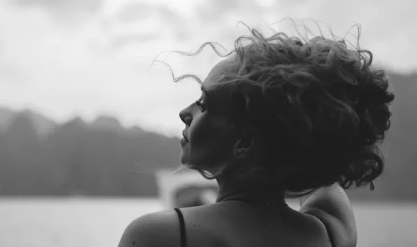 Hermosa Mujer Posando Atardecer — Foto de Stock