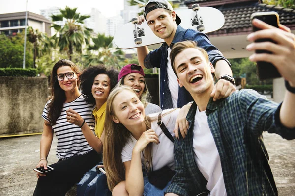 Amigos Parque Tomando Autofoto Grupal Concepto Cultura Milenaria Juvenil — Foto de Stock