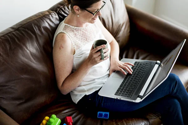 Mulher Usando Laptop Sofá — Fotografia de Stock