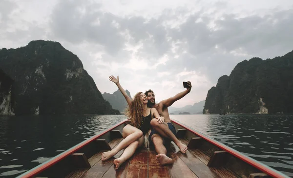Paar Macht Selfie Auf Einem Longtail Boot — Stockfoto