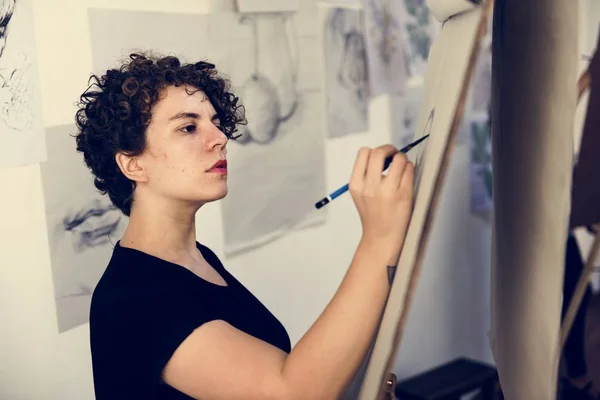 Kobieta Pracuje Malarstwo — Zdjęcie stockowe