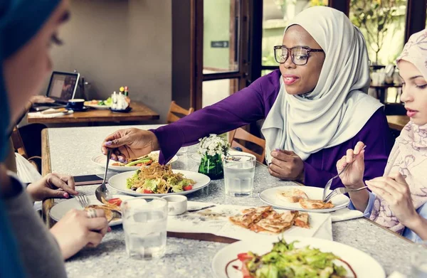 Femmes Islamiques Amis Dînant Ensemble Avec Bonheur — Photo