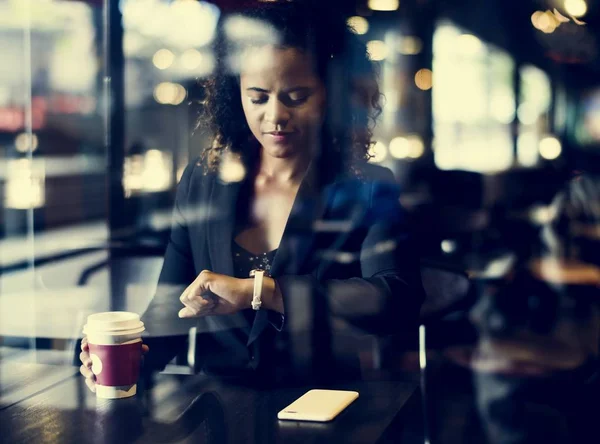 Donna Che Guarda Suo Orologio Bar — Foto Stock