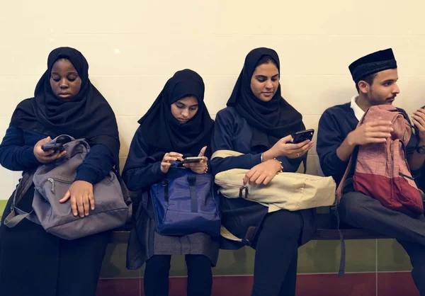 Grupo Estudantes Diversos Usando Telefones Celulares — Fotografia de Stock