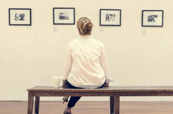 Mulher Olhando Para Molduras Uma Exposição — Fotografia de Stock