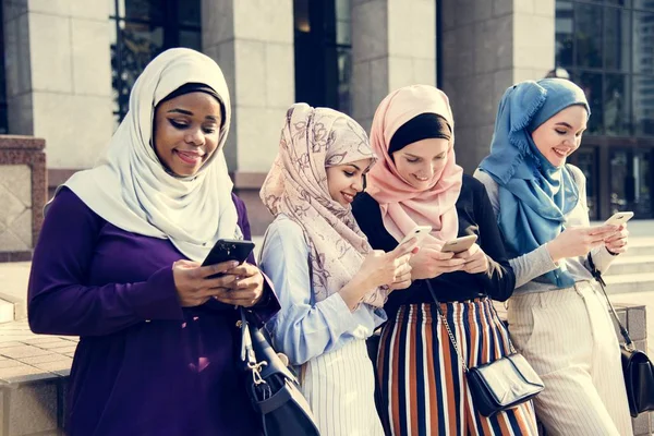 使用智能手机的伊斯兰女孩小组 — 图库照片
