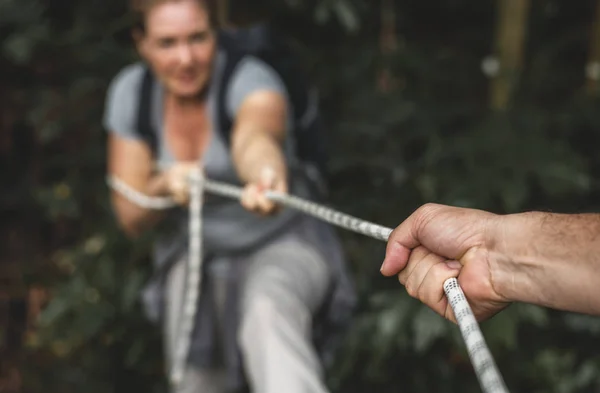 Vrouw Een Touw Klimmen — Stockfoto