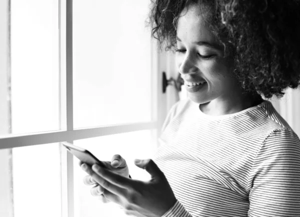 Mulher Sorridente Usando Smartphone Foto Preto Branco — Fotografia de Stock