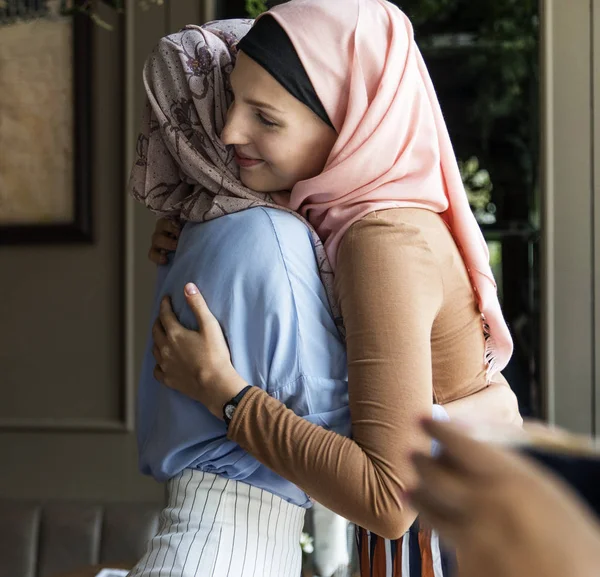 Teman Berpelukan Bersama Dengan Kebahagiaan — Stok Foto