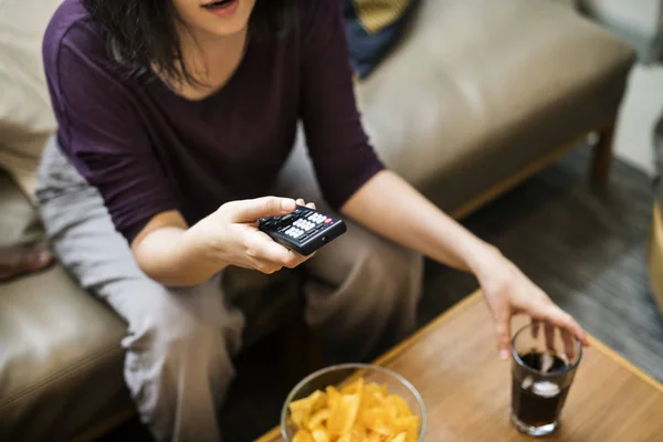 Mujer Viendo Televisión Sofá — Foto de Stock