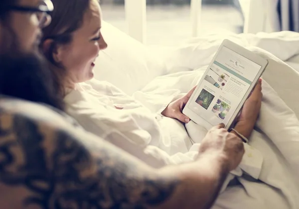 Casal Alegre Está Passando Tempo Juntos Usando Tablet — Fotografia de Stock