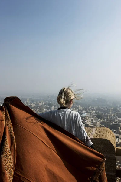 Batılı Kadının Jaisalmer Fort Rajasthan Hindistan Keşfetmek — Stok fotoğraf