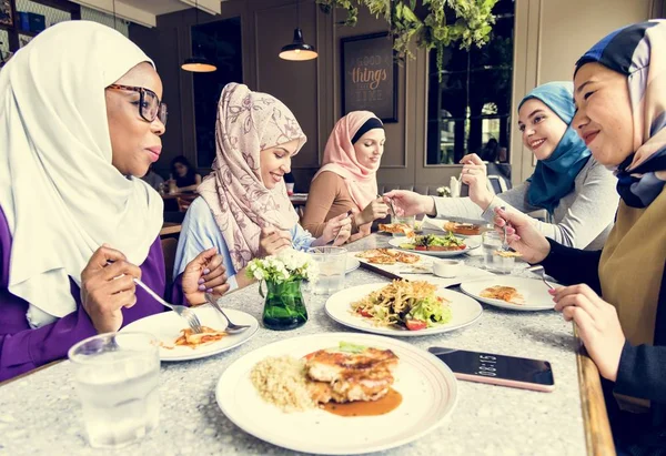 Mujeres Islámicas Amigas Cenando Juntas Con Felicidad — Foto de Stock