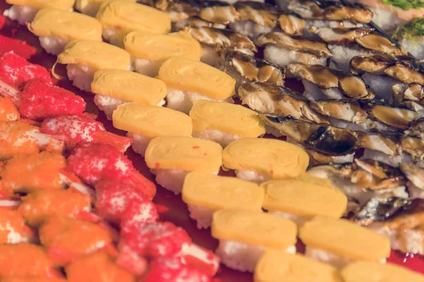 巻き寿司のカラフルな品揃え — ストック写真