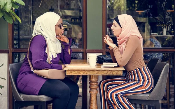 Dua Wanita Islamik Serius Mengenakan Hijab Dan Duduk Meja Kafe — Stok Foto