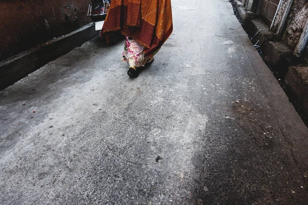 Sokakta Yürürken Rajasthani Kadın — Stok fotoğraf