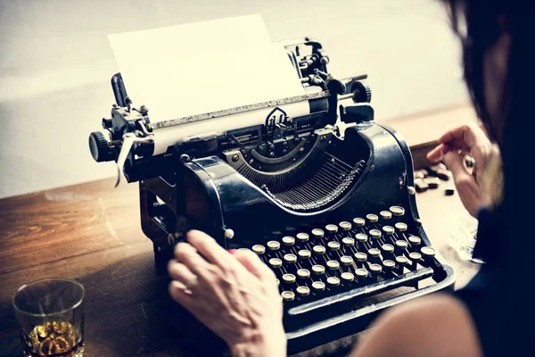 Fechar Mãos Digitando Retro Máquina Escrever Vintage — Fotografia de Stock