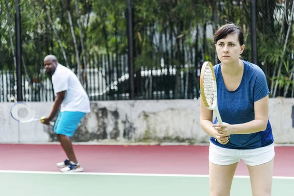 Ζευγάρι Παίζει Τένις Ομάδα — Φωτογραφία Αρχείου