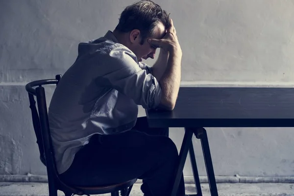 Uomo Stressato Con Mani Sulla Testa Seduto Tavola Sulla Sedia — Foto Stock