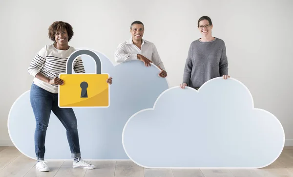 Glückliche Menschen Mit Cloud Und Technologie Ikonen — Stockfoto