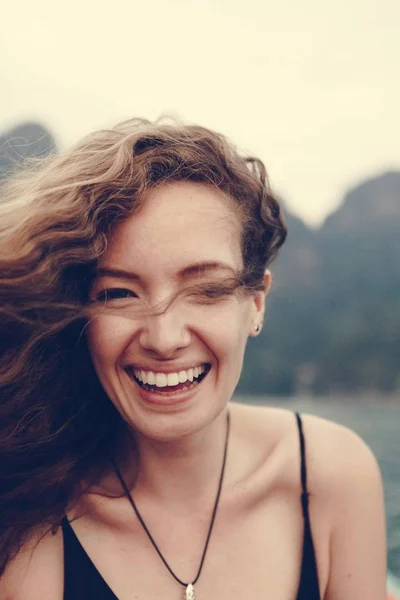 Retrato Una Hermosa Mujer Con Pelo Rizado — Foto de Stock