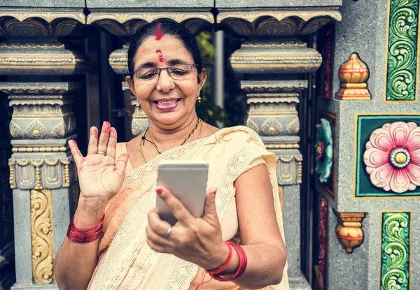 Indiska Folket Med Mobiltelefon — Stockfoto