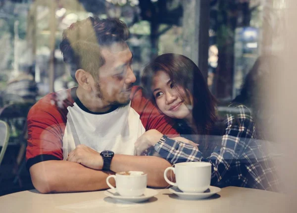 可爱的亚洲情侣喝咖啡 — 图库照片