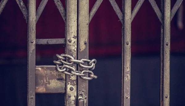 Nahaufnahme Der Angeketteten Gitterschiebetür — Stockfoto