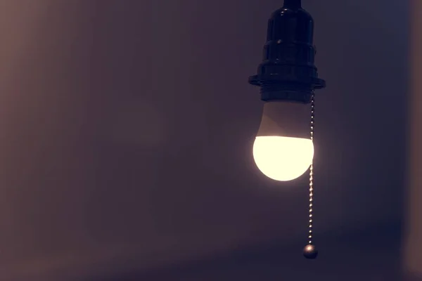 Una Lampadina Luminosa Appesa Una Stanza — Foto Stock