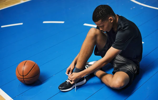 Афро Американських Підлітком Прив Язавши Його Шнурки Баскетбольний Майданчик — стокове фото