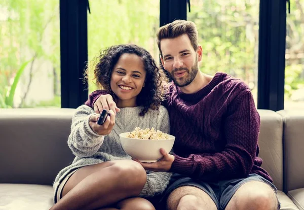 Casal Assistindo Tendo Popcoprn — Fotografia de Stock