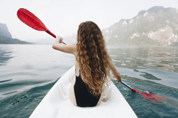 Frau Paddelt Mit Kanu Durch Nationalpark — Stockfoto