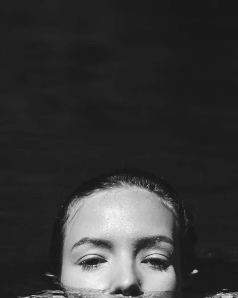水の下で美しい女性の肖像画 — ストック写真