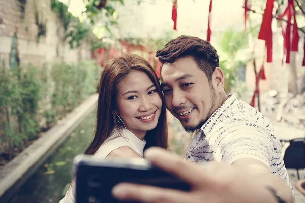 Heureux Couple Prendre Selfie Ensemble — Photo