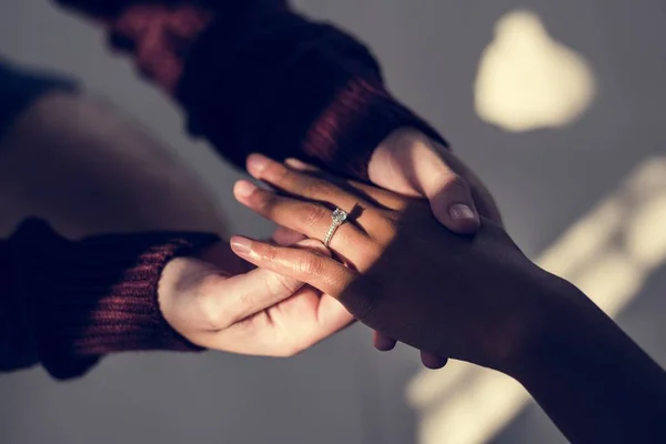 Man Proposing His Girlfriend Diamond Ring — Stock Photo, Image