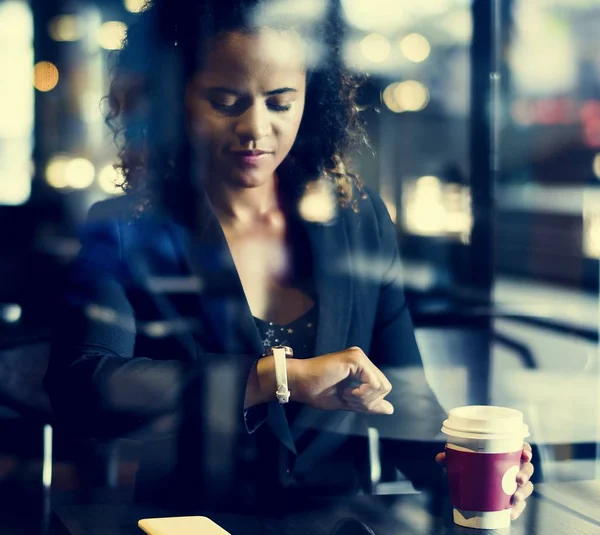 Frau Schaut Café Auf Ihre Uhr — Stockfoto