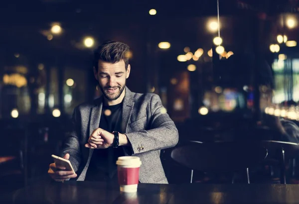 Hombre Casual Usando Teléfono Móvil Cafetería —  Fotos de Stock